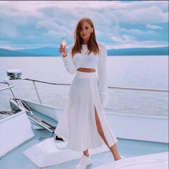 Chic Pullover - Knitted Pleated Skirt Suit High Slit Long Sleeve - Picture 8 of 10